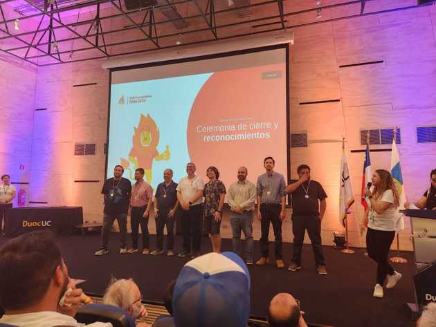 Reconocimiento y entrega de medallas a participantes, entre ellos Nico