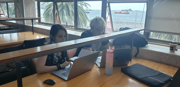 Eli y Nico trabajando con el mar de fondo